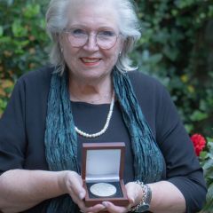 Congratulations: Rosmarie Pfau erhält die Krebsmedaille der Krebsliga Schweiz